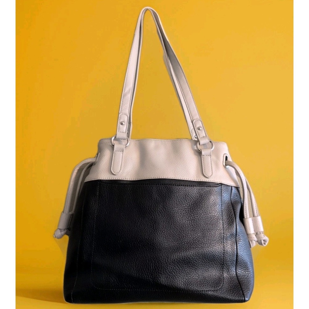 Women's Black Cream Pebbled Leather Shoulder Bag Purse Magnetic Clasp Footed GUC